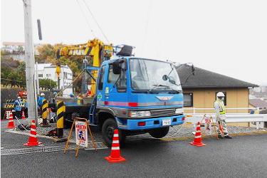 工事車両による電柱新設